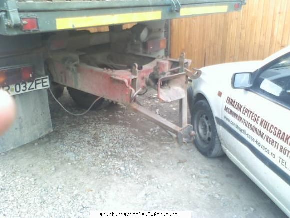 se poate tracta si o remorca mica camion apicol de vanzare