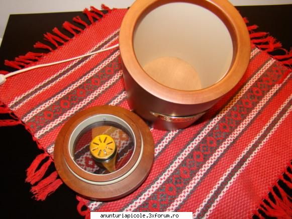 produse artizanale -borcan tutun mare lemn nuc=200 ron-1 buc.