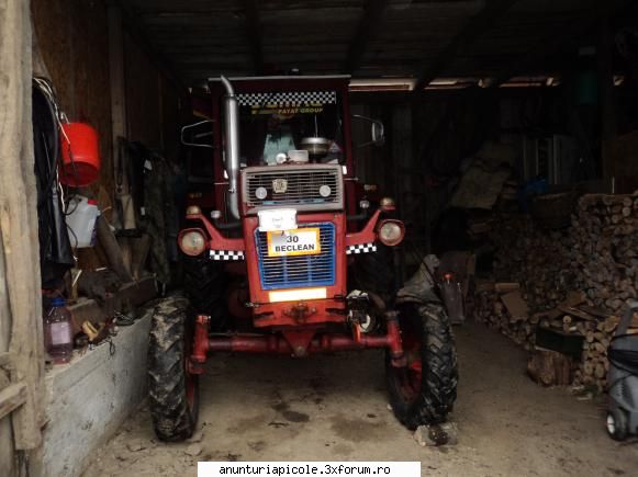 tractor 650m +accesorii : plug, disc si 3 grape, stare perfecta, este perfect functional fara