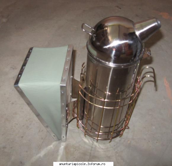 Oferta - ECHIPAMENTE APICOLE - Si un nou tip de afumator din inox, model - VANZARI ECHIPAMENTE APICOLE