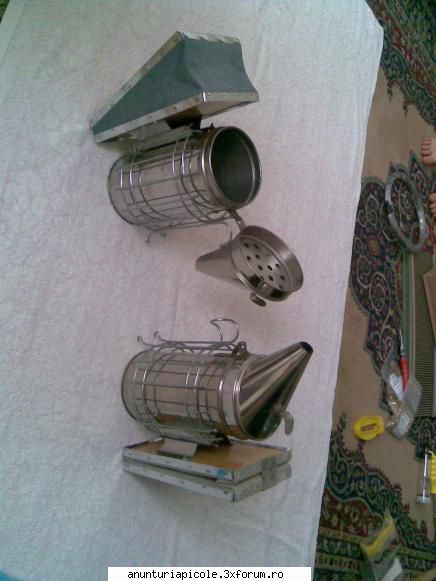 Scule si utilaje apicole SC. APISAN. SRL - Poza cu afumatorul - VANZARI ECHIPAMENTE APICOLE