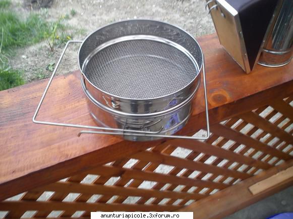 Vand CENTRIFUGA INOX - sita dubla inox. 70 lei, afumator inox 65 lei - VANZARI ECHIPAMENTE APICOLE