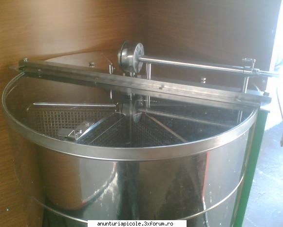 Vand centrifuga reversibila 6 rame dadant - Poza cu centrifuga - VANZARI ECHIPAMENTE APICOLE