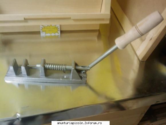 Vand echipament apicol la cele mai avantajoase preturi - Perforator rame 50 ron - VANZARI ECHIPAMENTE APICOLE