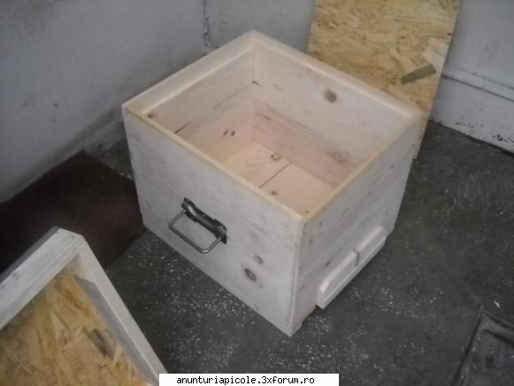 Vand stupi verticali - Am de vanzare 5 stupi verticali complecti adica - VANZARI ECHIPAMENTE APICOLE