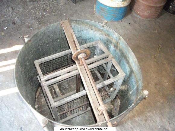 centriguga model vechi - vand centrifuga ,tabla zincata, model mai vechi - VANZARI ECHIPAMENTE APICOLE