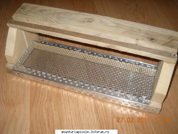 colectoare de polen - are 30 cm lungime si 8 cm inaltime in interior - VANZARI ECHIPAMENTE APICOLE