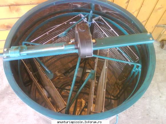 vand centrifuga inox ruseasca - Aici se vede mai bine sistemul - VANZARI ECHIPAMENTE APICOLE