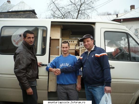 vand lazi stupi noi - Unul din zecile de microbuze care pleaca - VANZARI ECHIPAMENTE APICOLE