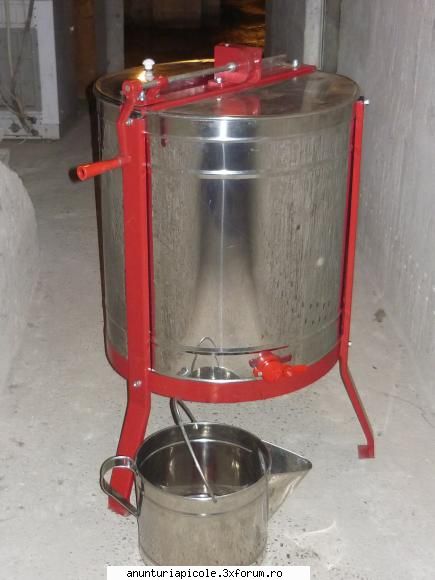 vand stupina cu 7 stupi si utilaje - Fotografii cu centriguga si galeata de - VANZARI ECHIPAMENTE APICOLE